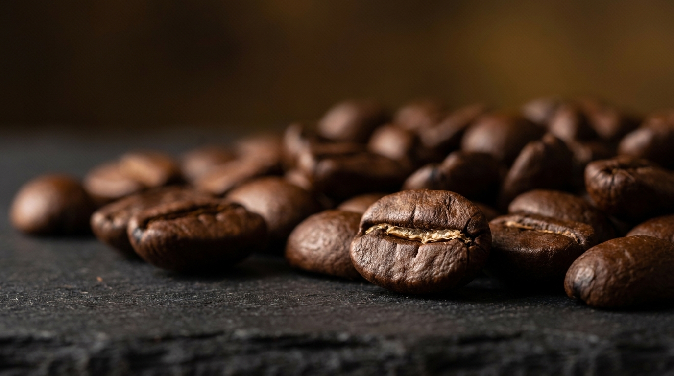 Merkez çatlağı belirgin kavrulmuş Arabica çekirdekleri, makro çekim