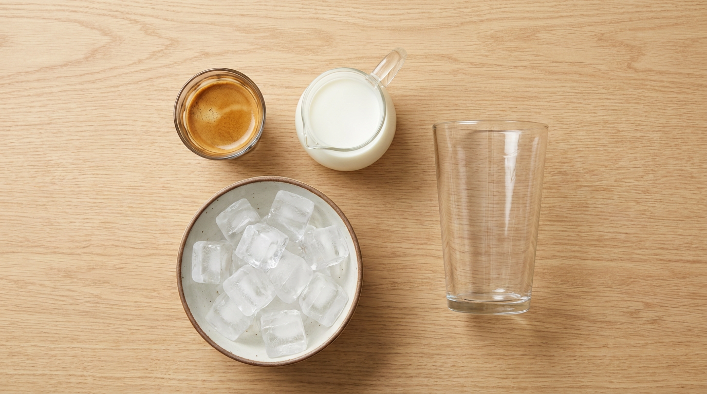 Klasik ice latte tarifinin malzemeleri: espresso, soğuk süt ve buz