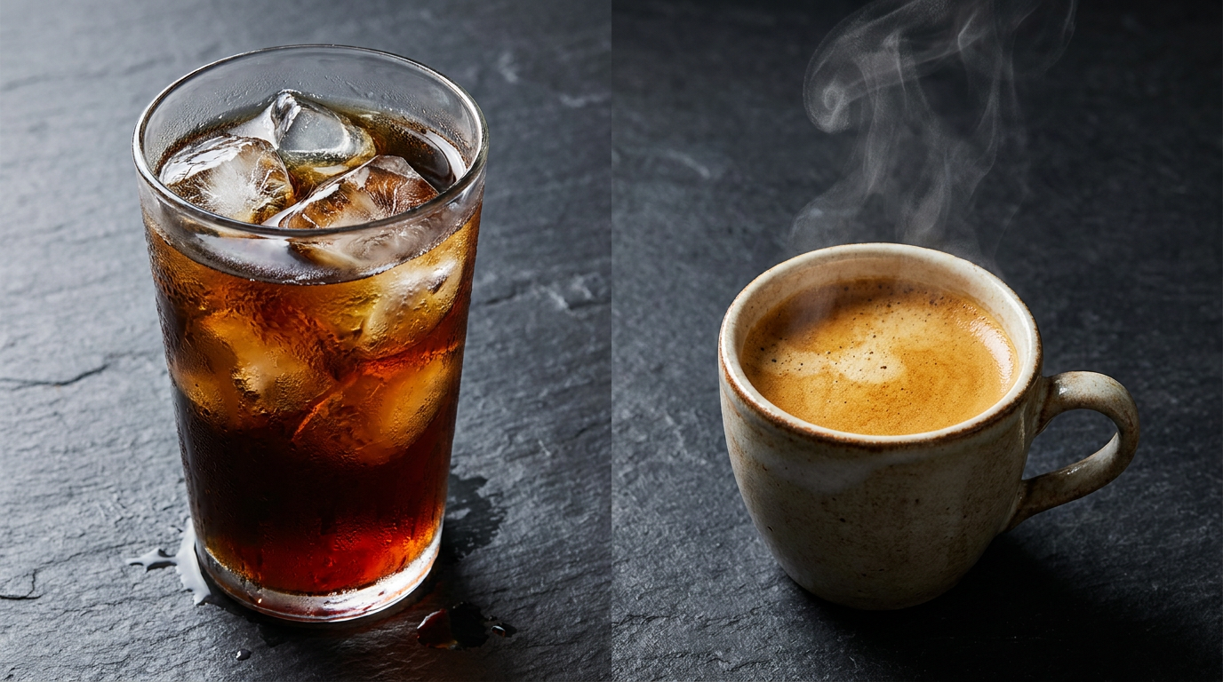 Yan yana duran soğuk cold brew bardağı ile sıcak espresso fincanının karşılaştırması