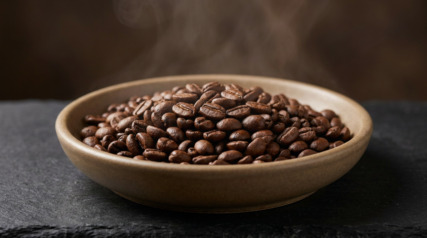 Taze kavrulmuş kahve çekirdekleri yakın çekim, zengin aroma ve yağ detayları